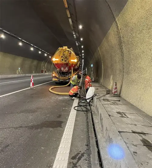 宜章隧道排水渠清淤